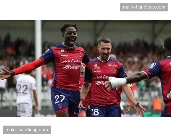 战地通讯：保级六分战，克莱蒙主场球迷在终场哨响后的寂静与泪水。