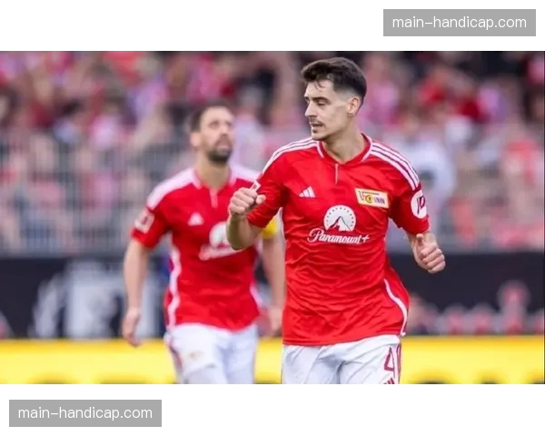 镜头特写:柏林联中卫关键拦截后,瞬间指挥队友前插的怒吼 镜头特写:柏林联中卫关键拦截后,瞬间指挥队友前插的怒吼